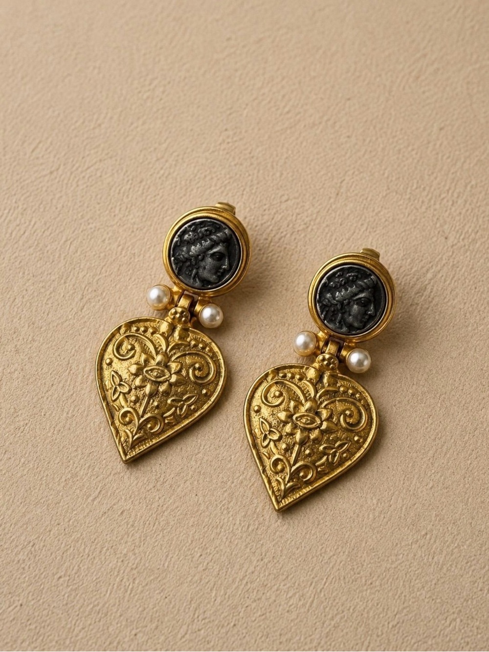 NWOT ~ Beautifully detailed Clip On Coin Heart Door Knockers with Pearl Cabs